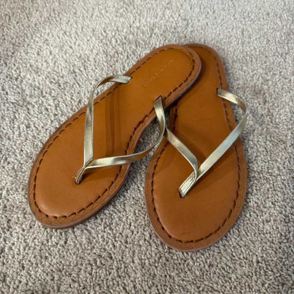 Vineyard Vines Skinny Strap Patent Leather Flip Flops Size 6 Gold Straps